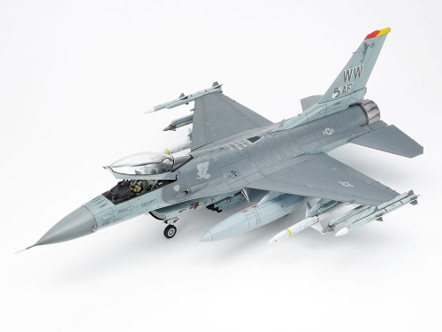 Lockheed Martin F-16CJ Fighting Falcon 1:48 Tamiya 61098