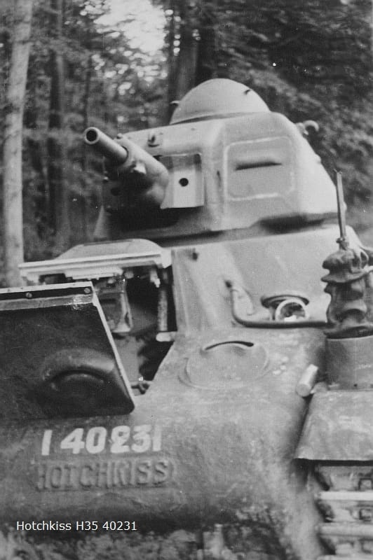 Zdjęcie dodatkowe produktu Hotchkiss H35 z armatą 37 mm SA38 1:72 First To Fight PL104