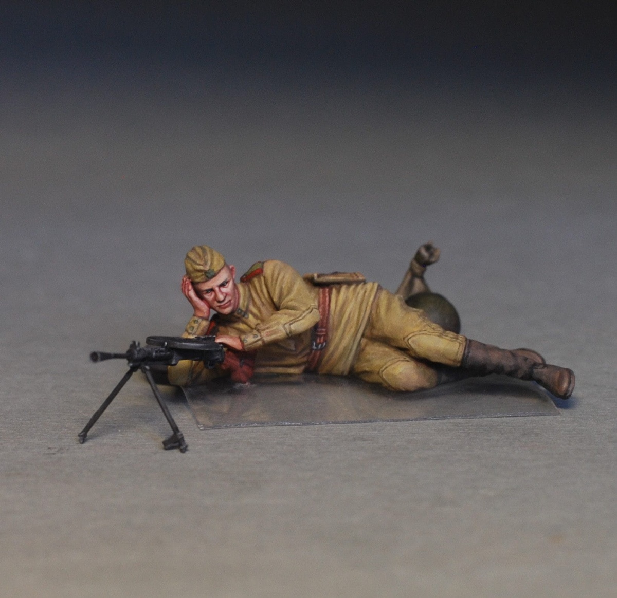 Zdjęcie dodatkowe produktu Soviet Soldiers Taking A Break 1:35 MiniArt 35233