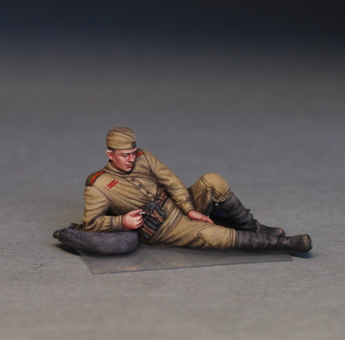 Zdjęcie dodatkowe produktu Soviet Soldiers Taking A Break 1:35 MiniArt 35233