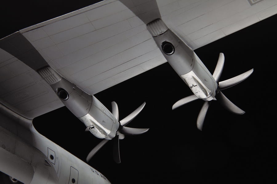 Zdjęcie dodatkowe produktu C-130J Amerykański wojskowy samolot transportowy 1:72 Zvezda 7325