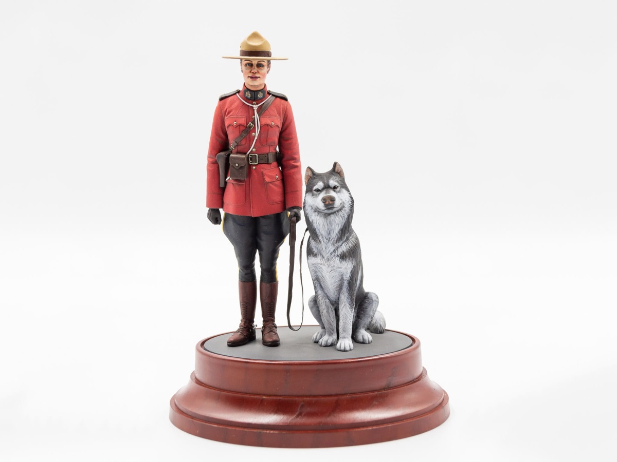 Zdjęcie dodatkowe produktu RCMP Female Officer with dog 1:16 ICM 16008