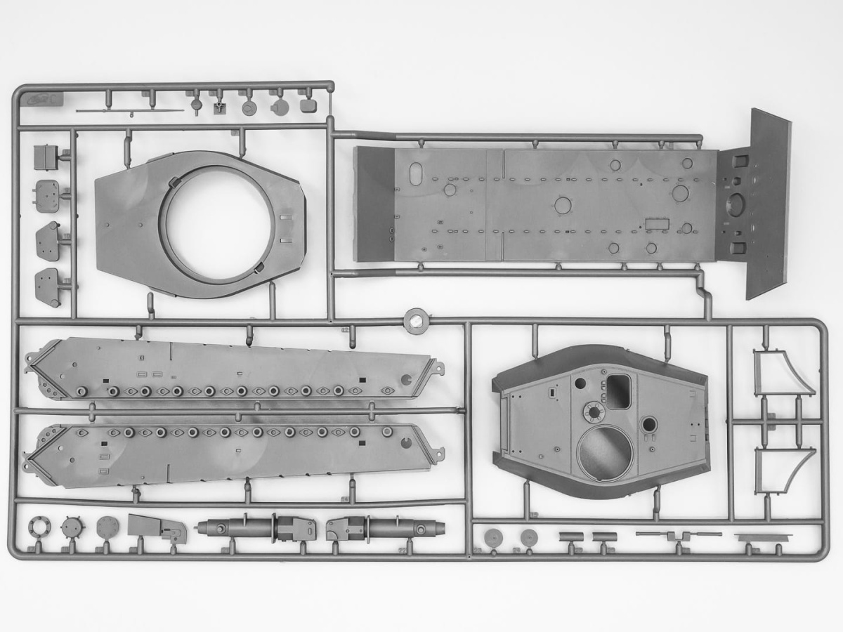 Zdjęcie dodatkowe produktu Pz.Kpfw.VI Ausf.B King Tiger with Henschel Turret (late production) 1:35 ICM 35363