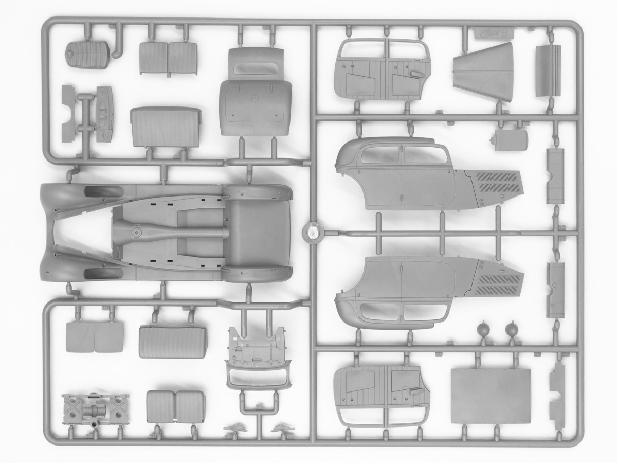 Zdjęcie dodatkowe produktu Typ 320 (W142) Saloon 1:35 ICM 35537