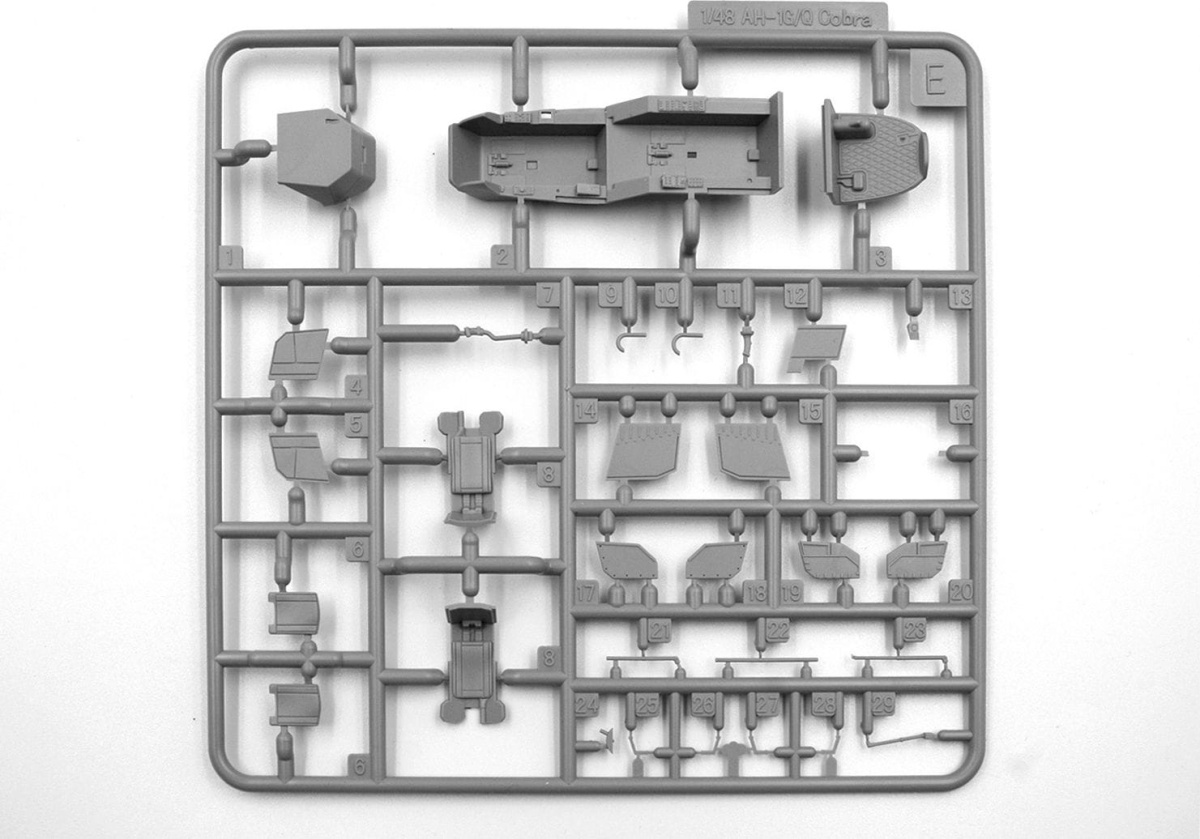 Zdjęcie dodatkowe produktu AH-1G Cobra i M8A1 US Landing Mat 1:48 ICM 48298