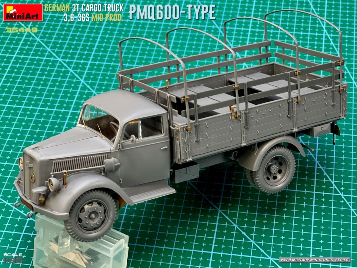 Zdjęcie dodatkowe produktu Niemiecka Ciężarówka 3t Cargo Truck 3,6-36s Mid Prod. Typ Pmq600 1:35 MiniArt 35449