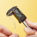 Zdjęcie dodatkowe produktu Plastikowa suwmiarka cyfrowa LCD Modelcraft (100 mm) Shesto PGA1001