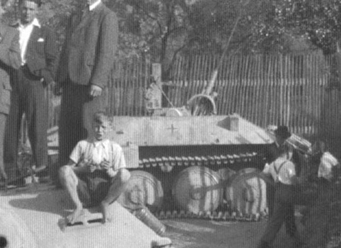 Zdjęcie dodatkowe produktu German Bergepanzer Hetzer With 2cm Flak Early 1:35 Thunder Models 35106
