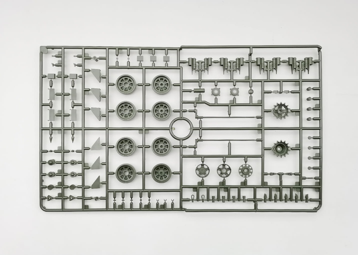 Zdjęcie dodatkowe produktu T-72AV z pełnym wnętrzem 1:35 Amusing Hobby 35A041