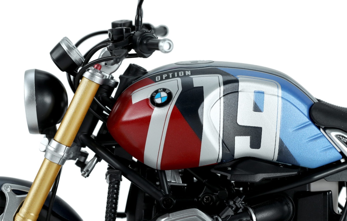 Zdjęcie dodatkowe produktu BMW R nineT Option 719 Mars Red/Cosmic Blue (Pre-colored Edition) 1:9 Meng MT003T