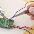 Zdjęcie dodatkowe produktu Pęseta ze stali nierdzewnej z chwytem z włókna i ząbkowanymi końcówkami Modelcraft Shesto PTW1134