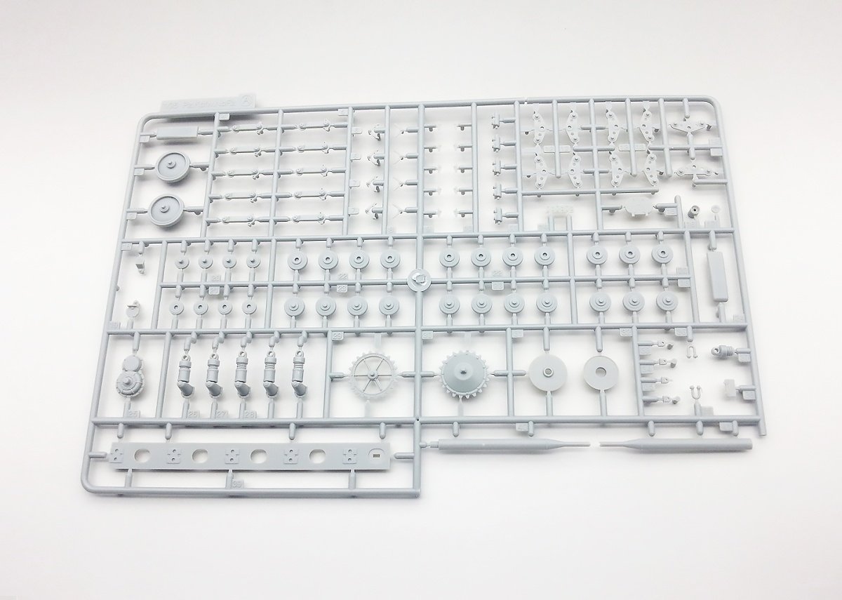 Zdjęcie dodatkowe produktu Neubaufahrzeug Panzerkampfwagen VI Krupp Gepanzerte Ausfuhrung 1:35 Amusing Hobby 35A003