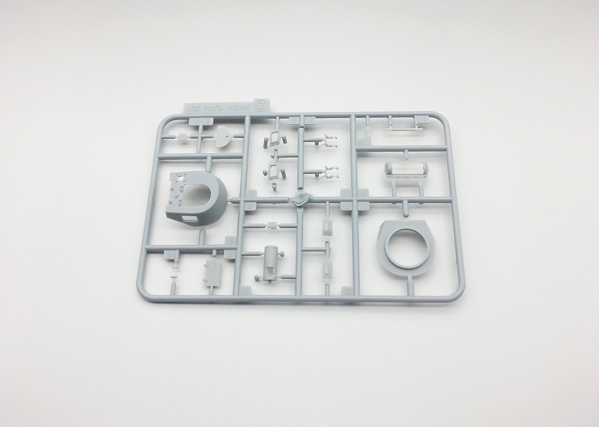 Zdjęcie dodatkowe produktu Neubaufahrzeug Panzerkampfwagen VI Krupp Gepanzerte Ausfuhrung 1:35 Amusing Hobby 35A003