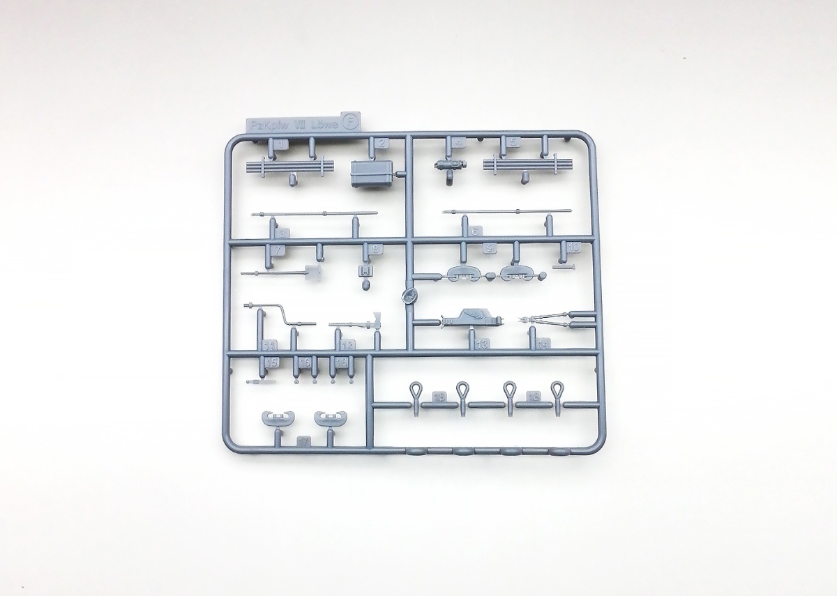 Zdjęcie dodatkowe produktu Panzerkampfwagen VII Lowe 1:35 Amusing Hobby 35A005