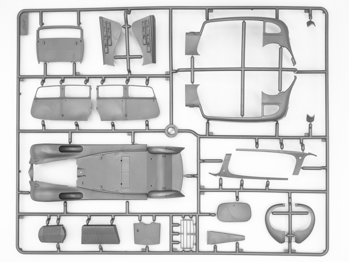 Zdjęcie dodatkowe produktu Packard Twelve (model 1936) z pasażerami (5 figurek) 1:35 ICM 35535