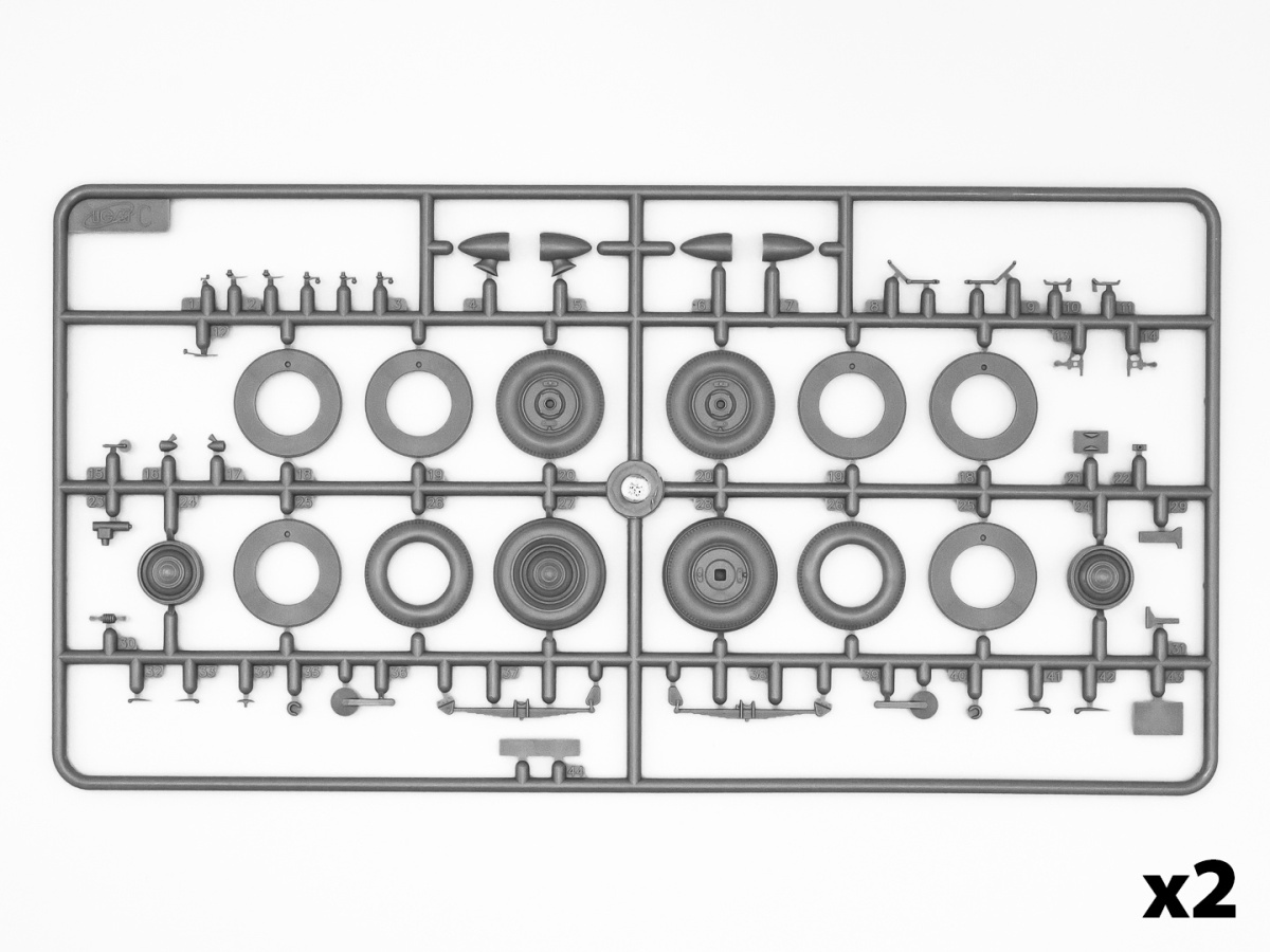 Zdjęcie dodatkowe produktu Packard Twelve (model 1936) z pasażerami (5 figurek) 1:35 ICM 35535