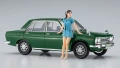 Zdjęcie Datsun Bluebird 1600 SSS z figurką dziewczyny z lat 60. 1:24 Hasegawa SP477