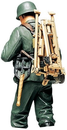Zdjęcie główne produktu WWII German Machine Gun Ammo-Belt Feeder (Carrying Tripod) 1:16 Tamiya 36311